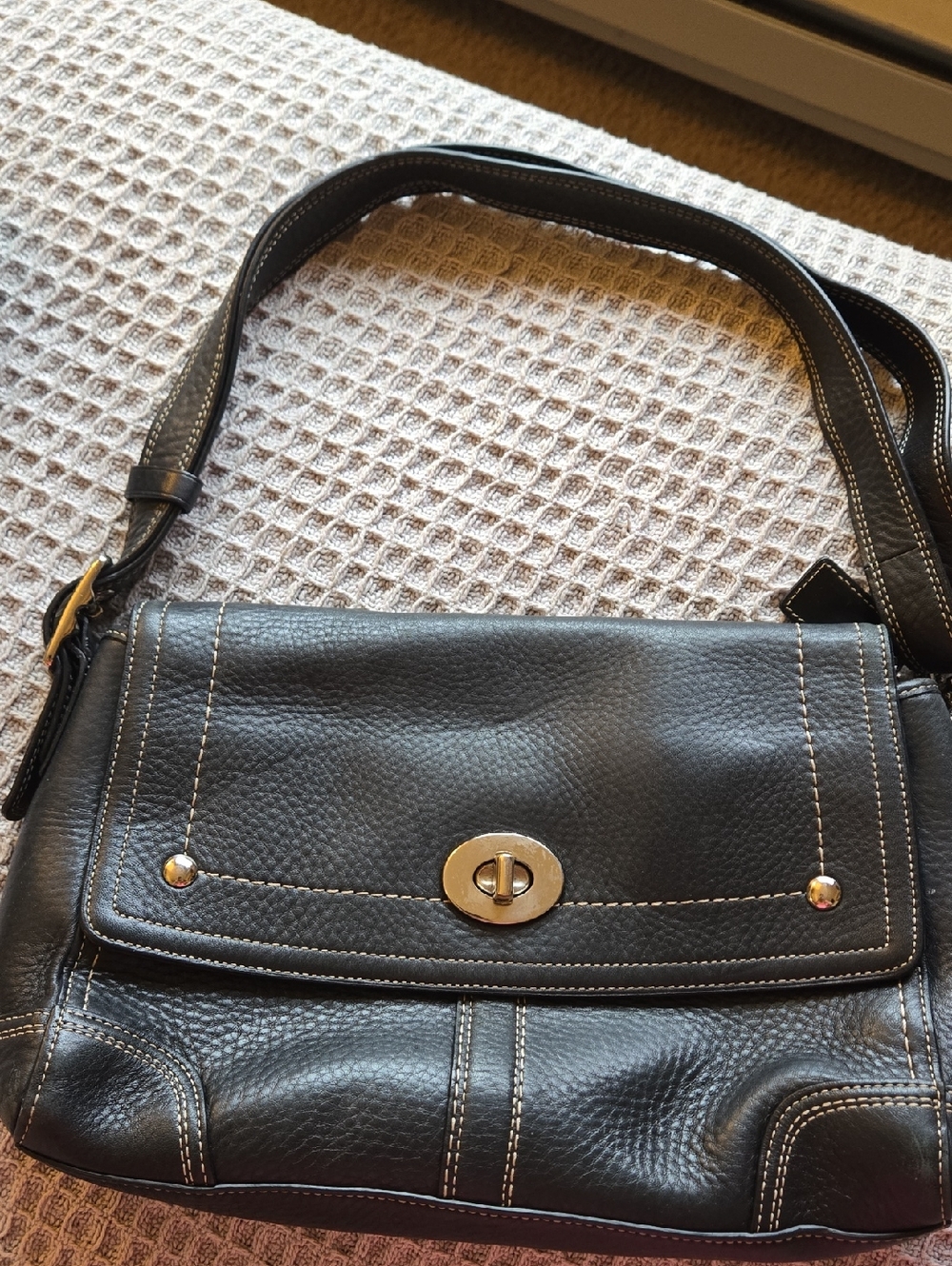Classic Black Leather Shoulder Bag - Timeless Everyday Style